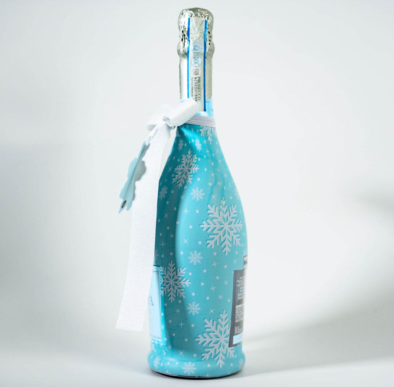 Wrapido Snowflake Bottle Wrap & Bow Matching Set on La Marca Prosecco